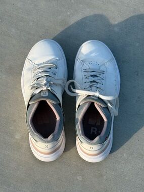 On Cloud Roger Women’s Size 9.5 White/Rosehip